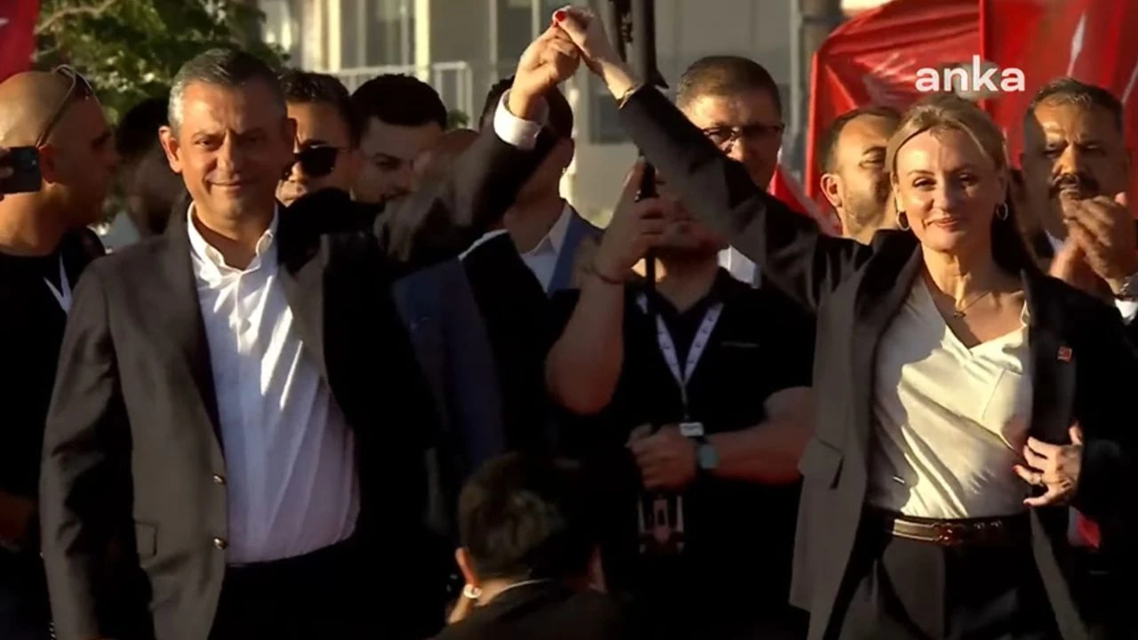 CHP lideri Özgür Özel, Seda Kaya Ösen’e rozetini İzmir Gündoğdu