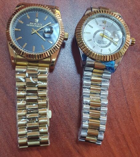 Sosyal medya üzerinden verilen ilanlara güvenip saat siparişi veren bir