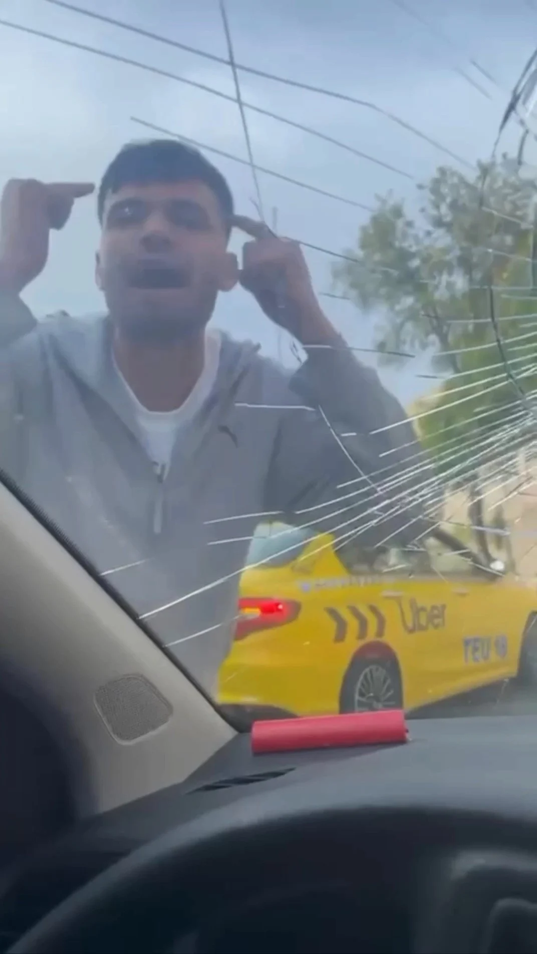 İstanbul Fatih’te bir taksi şoförü, uygulama üzerinden çağrılan aracın önünü