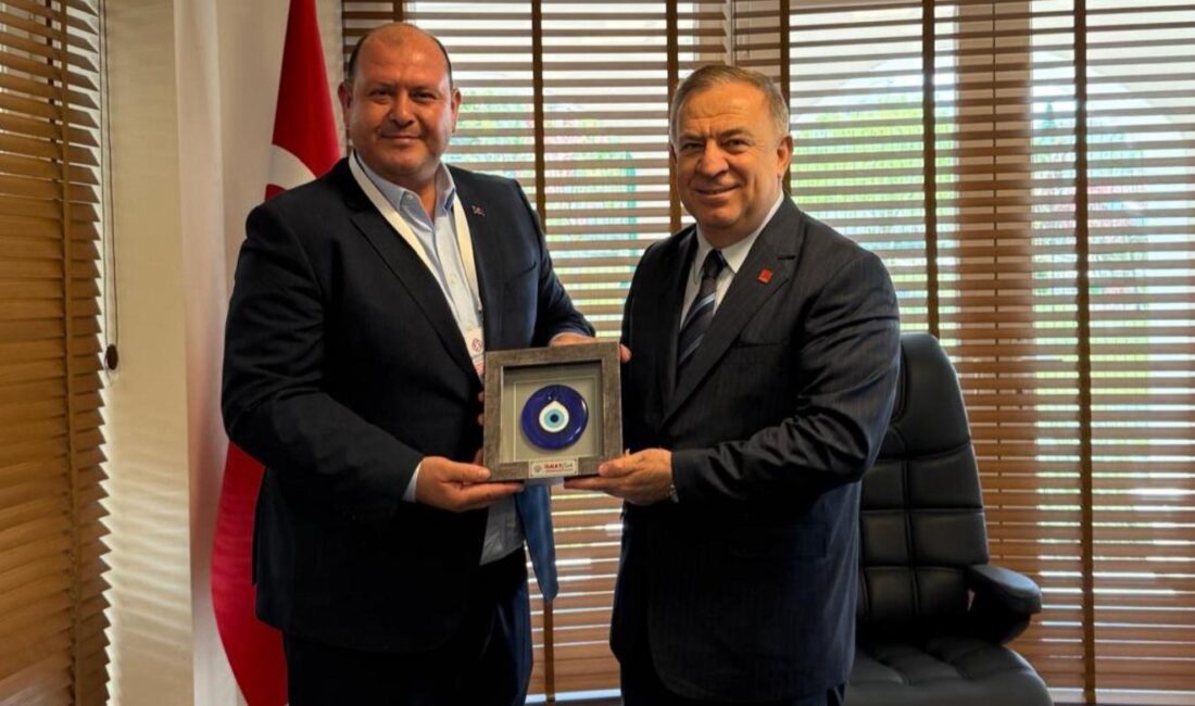 Menderes Belediye Başkanı İlkay Çiçek, 1 yıllık çalışmalarını anlatan kitapçığı