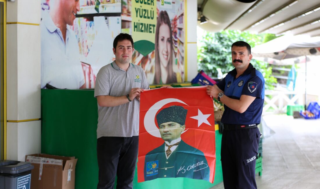 NARLIDERE BELEDİYESİ’NDEN ESNAFA BAYRAK DAĞITIMI Narlıdere Belediyesi, 19 Mayıs’ın 106’ncı yıl dönümü kutlamaları kapsamında ilçe