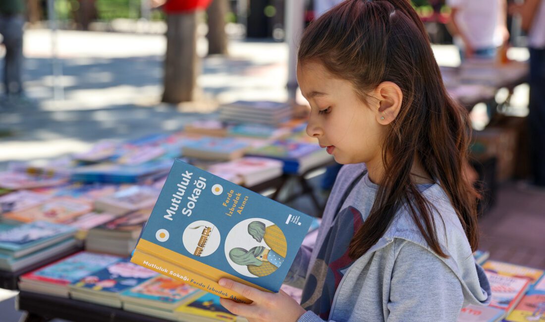 Buca Belediyesi’nin ev sahipliğinde gerçekleşen 1. Buca Kitap Günleri kitapseverlerin