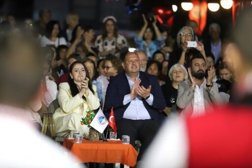 Festival Coşkusu Menderes’i Sardı Menderes Belediyesi tarafından düzenlenen Mandalina Çiçeği Festivali renkli görüntülere sahne