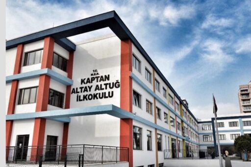 İzmir’in Karşıyaka ilçesinde bulunan Kaptan Altay Altuğ İlkokulu’nda düzenlenecek mezuniyet