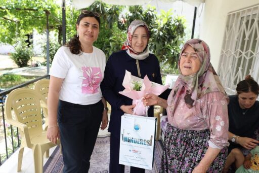 Menderes Belediyesi, Anneler Günü münasebetiyle şehit annelerini ziyaret ederek günlerini