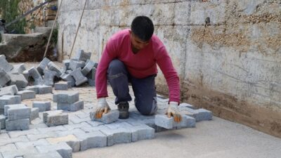 Menderes Belediyesi, kısmi bozukluk olan yollarda tamir seferberliği başlattı.