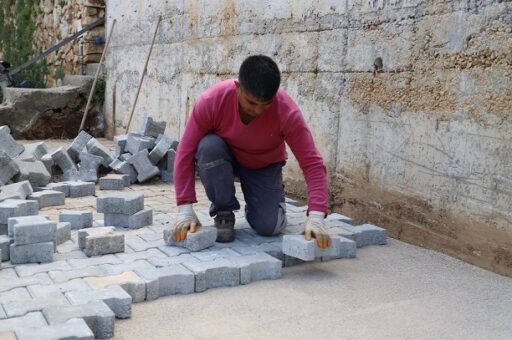 Menderes Belediyesi, kısmi bozukluk olan yollarda tamir seferberliği başlattı.