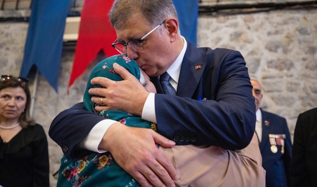 İzmir Büyükşehir Belediyesi, sosyal belediyecilik anlayışıyla dağıttığı gıda kolilerine ek