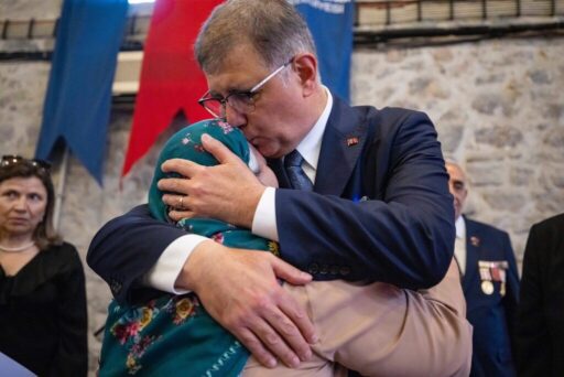 İzmir Büyükşehir Belediyesi, sosyal belediyecilik anlayışıyla dağıttığı gıda kolilerine ek