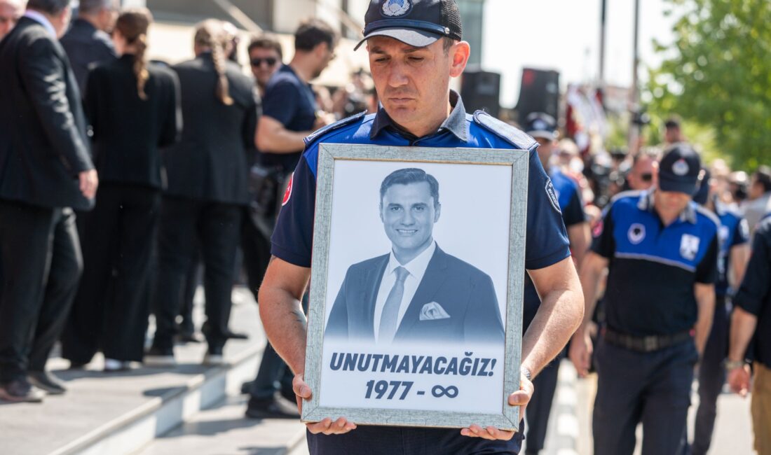 Ferdi Zeyrek gözyaşları ve alkışlarla uğurlandı Manisa Büyükşehir Belediye Başkanı Ferdi Zeyrek, gözyaşları ve alkışlarla son