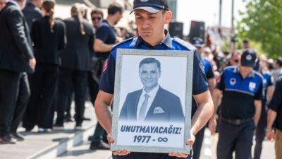 Manisa Büyükşehir Belediye Başkanı Ferdi Zeyrek, gözyaşları ve alkışlarla son