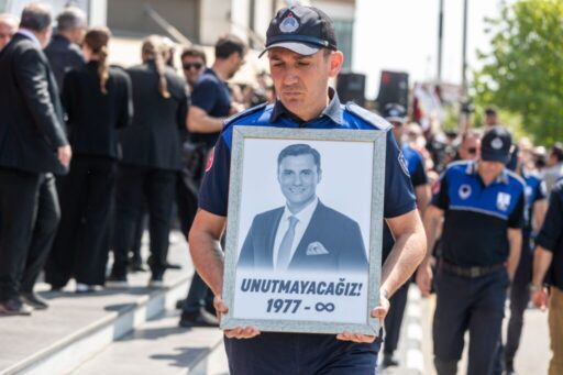 Manisa Büyükşehir Belediye Başkanı Ferdi Zeyrek, gözyaşları ve alkışlarla son