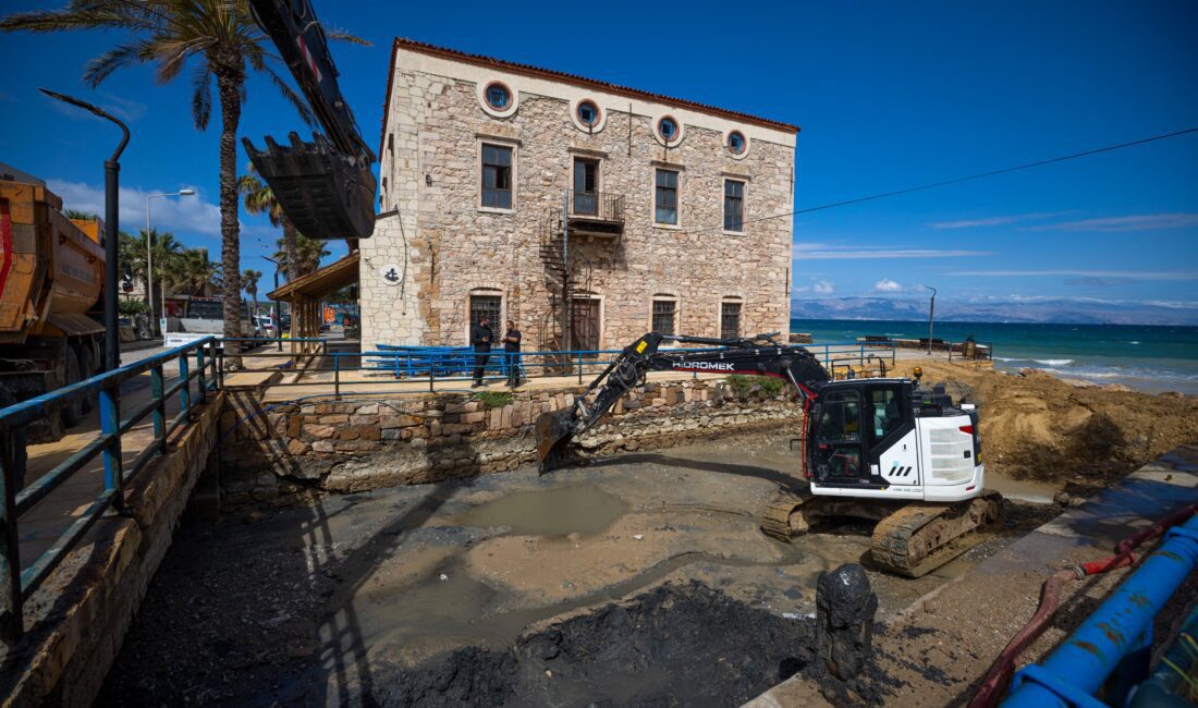 Çeşme’de Çiftlikköy Deresi’nde istinat duvarlarının yıkılma riskine karşı İZSU ekipleri,