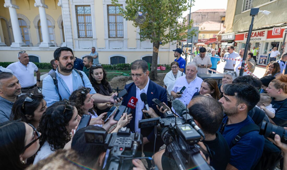 Kent gündemindeki konulara ilişkin basın mensuplarının sorularını yanıtlayan İzmir Büyükşehir