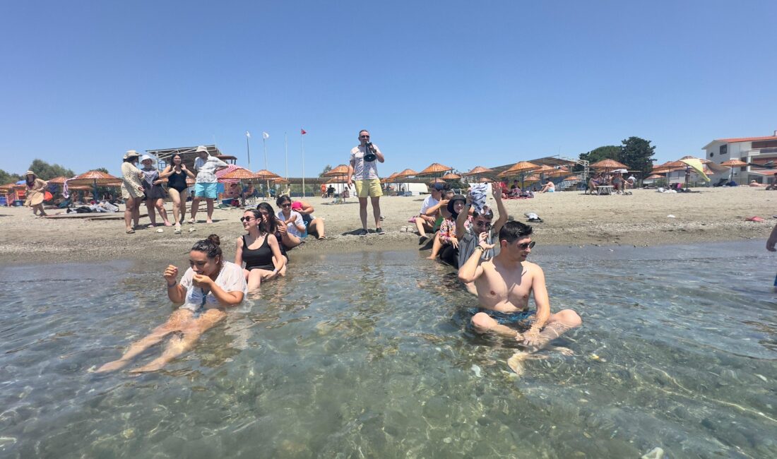 Gençlerle eğlence bu yaz da su gibi akacak İzmir Büyükşehir Belediyesi'nin, 18-30 yaş arası gençler için her yaz