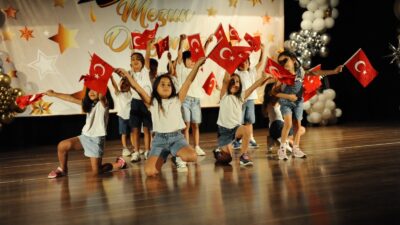 Karşıyaka Belediyesi bünyesindeki anaokullarında 2024-2025 yılı birbirinden renkli gösterilerle tamamlandı.