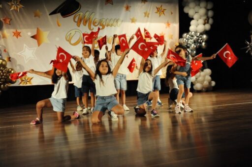 Karşıyaka Belediyesi bünyesindeki anaokullarında 2024-2025 yılı birbirinden renkli gösterilerle tamamlandı.