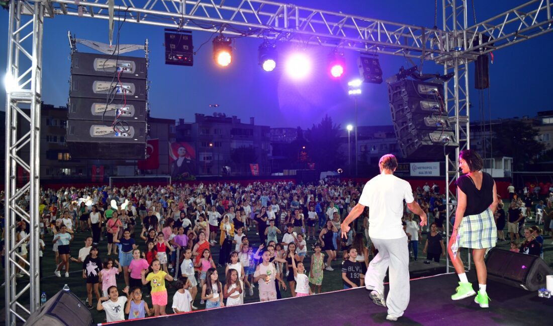 Çiğli Belediyesi’nin organize ettiği aerobik ve dans gecesi, Atatürk Stadı’nı