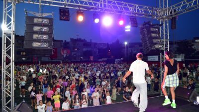 Çiğli Belediyesi’nin organize ettiği aerobik ve dans gecesi, Atatürk Stadı’nı