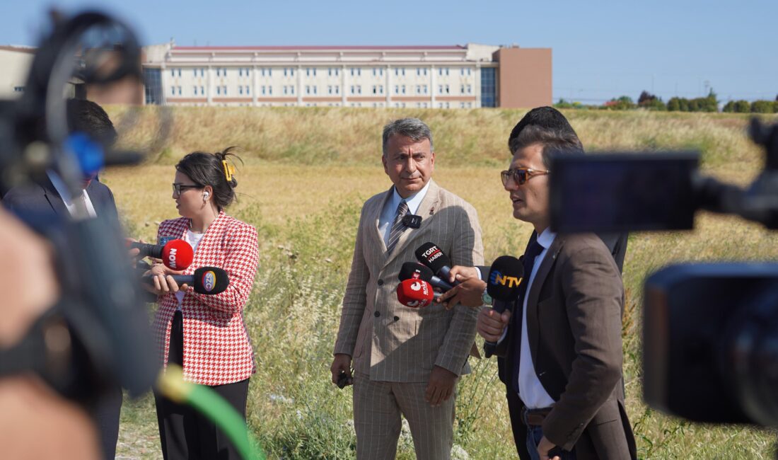 Sayın Ümit Özdağ'a kaba kuvvet uygulanıyor. Yani hukuk ve kanunlar