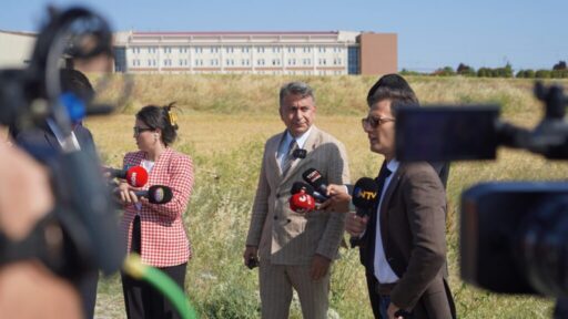 Sayın Ümit Özdağ'a kaba kuvvet uygulanıyor. Yani hukuk ve kanunlar