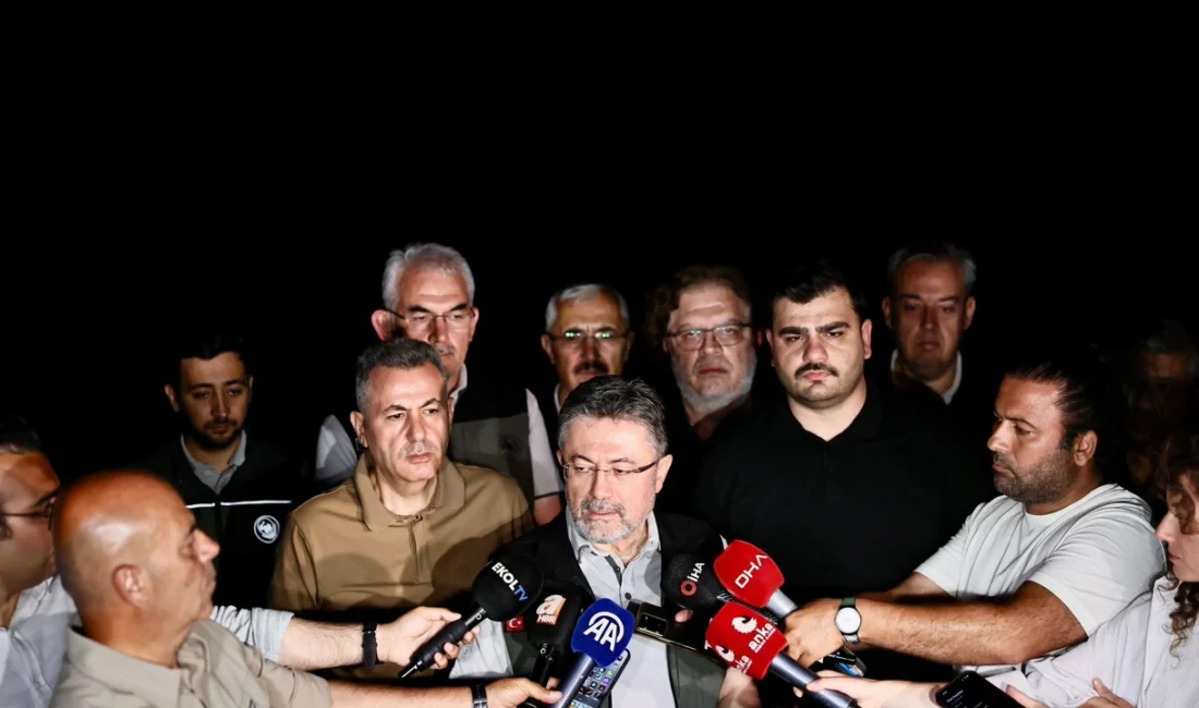 Bakan Yumaklı Yangın Bölgesinde: “Üç Büyük Orman Yangını Kontrol Altına Alınamadı” Tarım ve Orman Bakanı İbrahim Yumaklı, İzmir’deki orman yangınına ilişkin