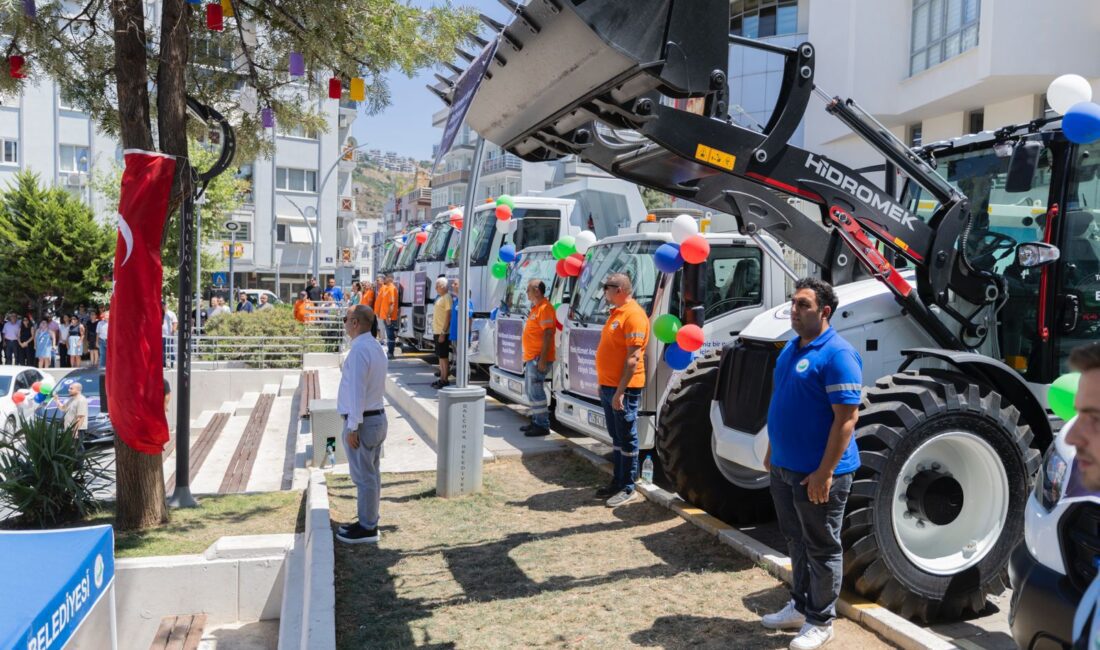 Balçova Belediyesi, filosuna dahil ettiği 18 hizmet aracı için tören