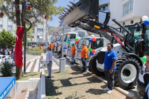 Balçova Belediyesi, filosuna dahil ettiği 18 hizmet aracı için tören