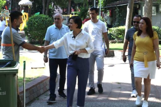 Karabağlar Belediye Başkanı Helil Kınay, mahalle muhtarlarıyla birlikte yürüttüğü saha