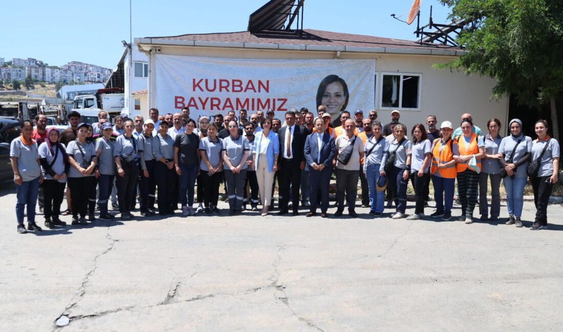 Karabağlar Belediye Başkanı Helil Kınay, Kurban Bayramı öncesinde belediye personeliyle