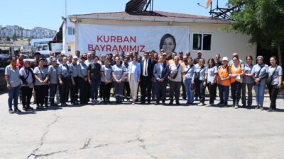 Karabağlar Belediye Başkanı Helil Kınay, Kurban Bayramı öncesinde belediye personeliyle