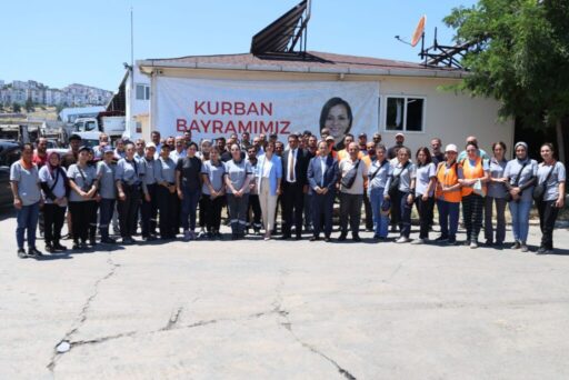 Karabağlar Belediye Başkanı Helil Kınay, Kurban Bayramı öncesinde belediye personeliyle