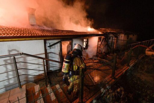 İzmir itfaiyesi, orman ekipleri ve çevre illerden gelen destek ekiplerinin