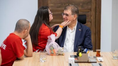 İzmir Büyükşehir Belediyesi Spor Kulübü sporcuları otizmli ultra maraton yüzücüsü