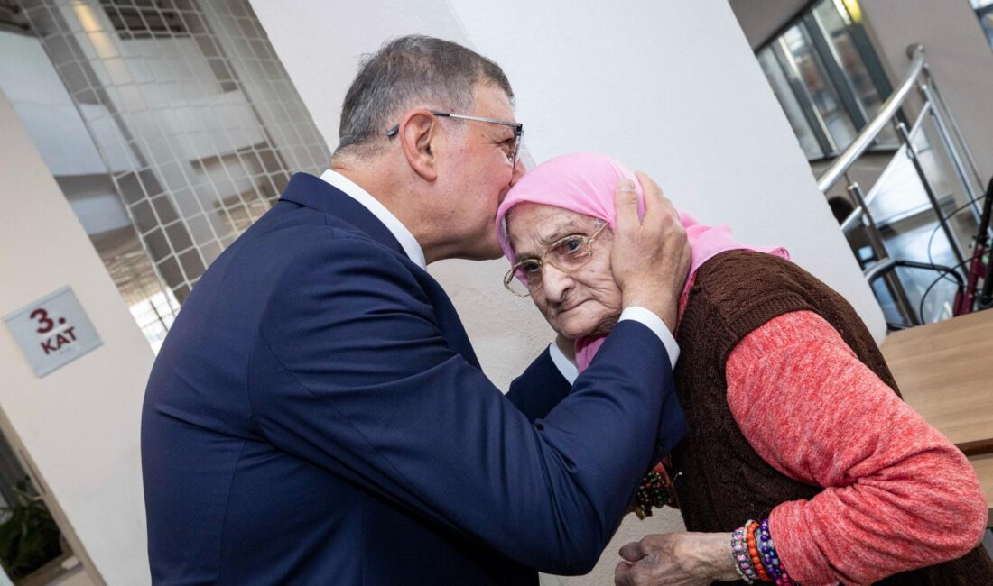 İzmir Büyükşehir Belediye Başkanı Dr. Cemil Tugay, İzmir Büyükşehir Belediyesi’ne