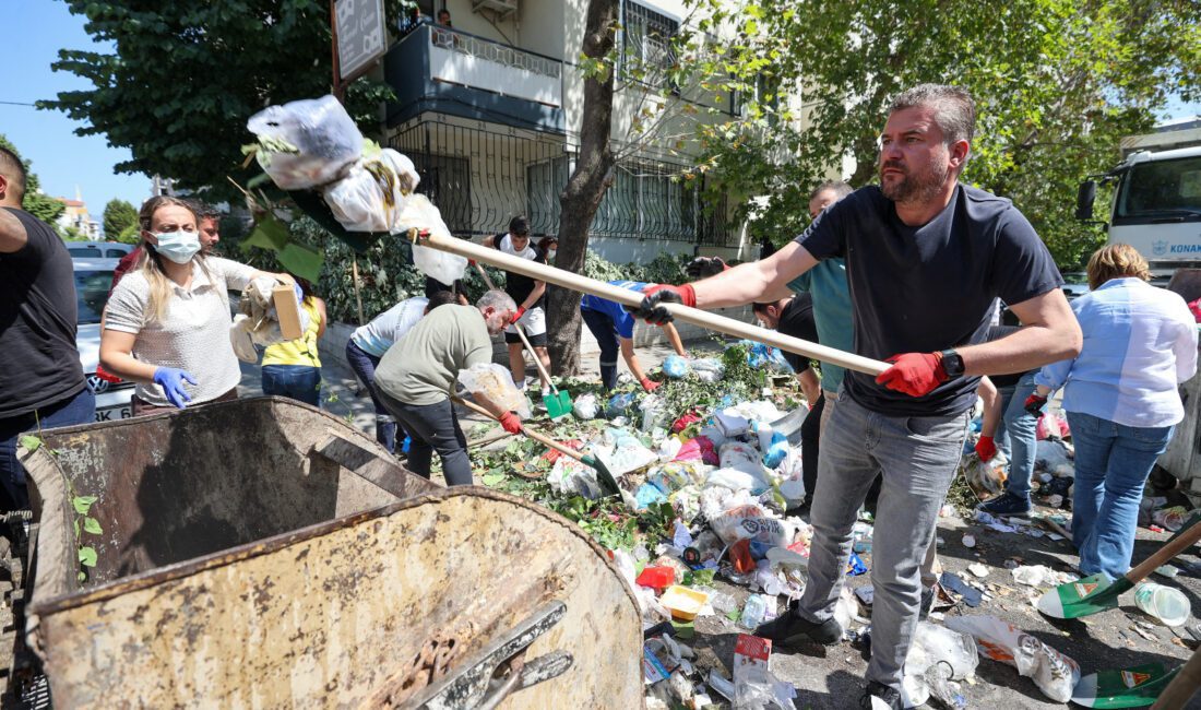 Başkan Görkem Duman vatandaşlarla çöp topladı Buca Belediyesi’nde Başkan Görkem Duman işçilerin iş bırakma eyleminin beşinci