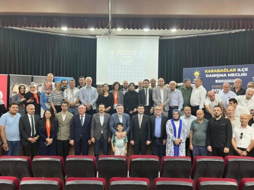 AK Parti Karabağlar İlçe Danışma Meclisi’nde konuşan AK Parti İzmir