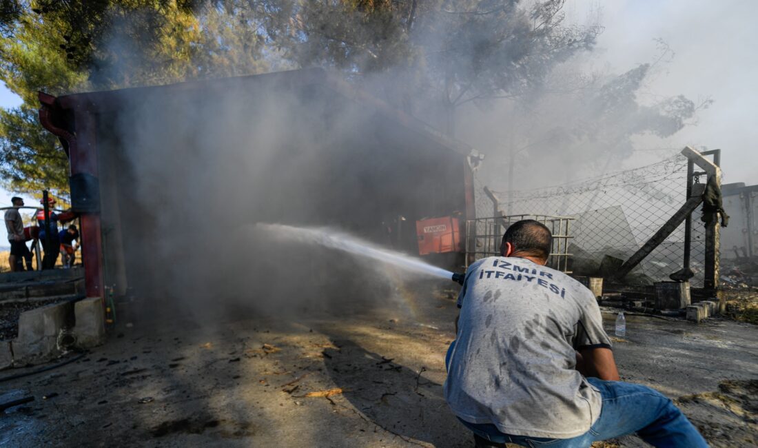 Bornova Yakaköy’de yangınla mücadele sürüyor İzmir Büyükşehir Belediyesi İtfaiye ve İzmir Orman Bölge Müdürlüğü ekipleri,