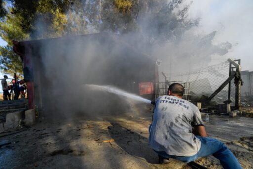 İzmir Büyükşehir Belediyesi İtfaiye ve İzmir Orman Bölge Müdürlüğü ekipleri,