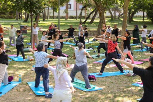 Buca Belediyesi’nin düzenlediği ücretsiz yoga, pilates ve zumba dersleri havaların