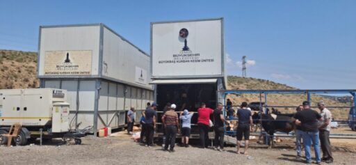 Büyükşehir'den mobil kesim üniteleri, mezbahalar ve kurban kesim çadırlarıyla İzmirlilerin