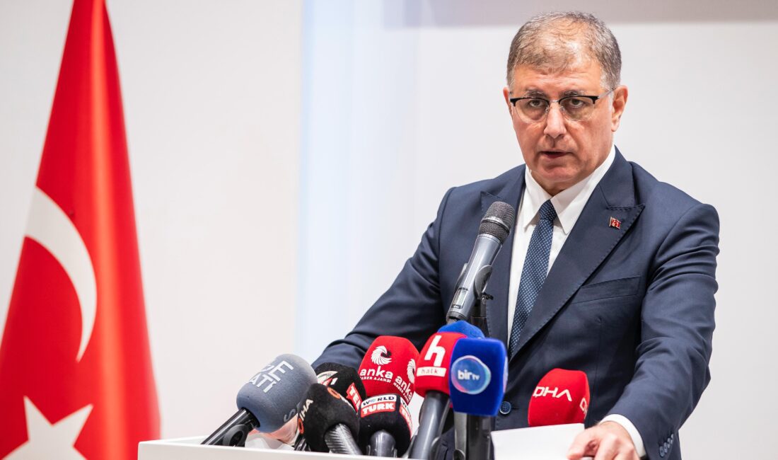 İzmir Büyükşehir Belediye Başkanı Cemil Tugay, "kooperatif" davasının ilk duruşmasına