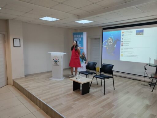 Çiğli Belediyesi’nin ev sahipliğinde düzenlenen “Atıkları Kaptık, Resif Yaptık” adlı