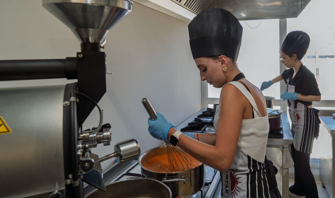 İzmir Büyükşehir Belediyesi Meslek Fabrikası, gençlerin en uygun bütçe ile