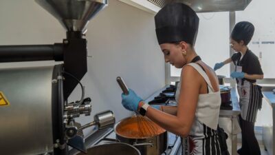 İzmir Büyükşehir Belediyesi Meslek Fabrikası, gençlerin en uygun bütçe ile