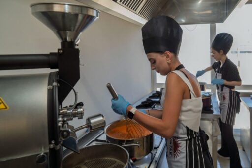 İzmir Büyükşehir Belediyesi Meslek Fabrikası, gençlerin en uygun bütçe ile