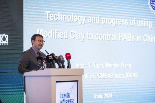 İzmir Büyükşehir Belediyesi’nin körfezdeki alg patlamalarına karşı acil müdahale yöntemi