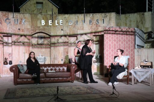 Efes Selçuk Amfi Tiyatro, hem sanata duydukları tutkuyla hem de