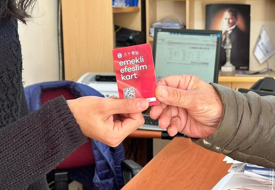 BAŞKAN SENGEL; “EMEKLİMİZİN YANINDAYIZ, DAYANIŞMAYLA GÜÇLENİYORUZ” Efes Selçuk Belediyesi, sosyal belediyecilik anlayışıyla hayata geçirdiği “Emekli Efeslim