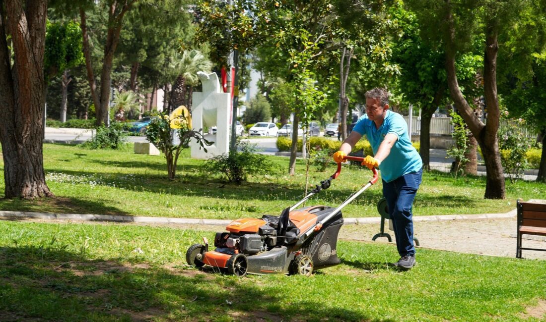 Gaziemir’in parklarında yoğun çalışma Gaziemir Belediyesi, havaların ısınmasıyla birlikte yoğun olarak kullanılan 161 park